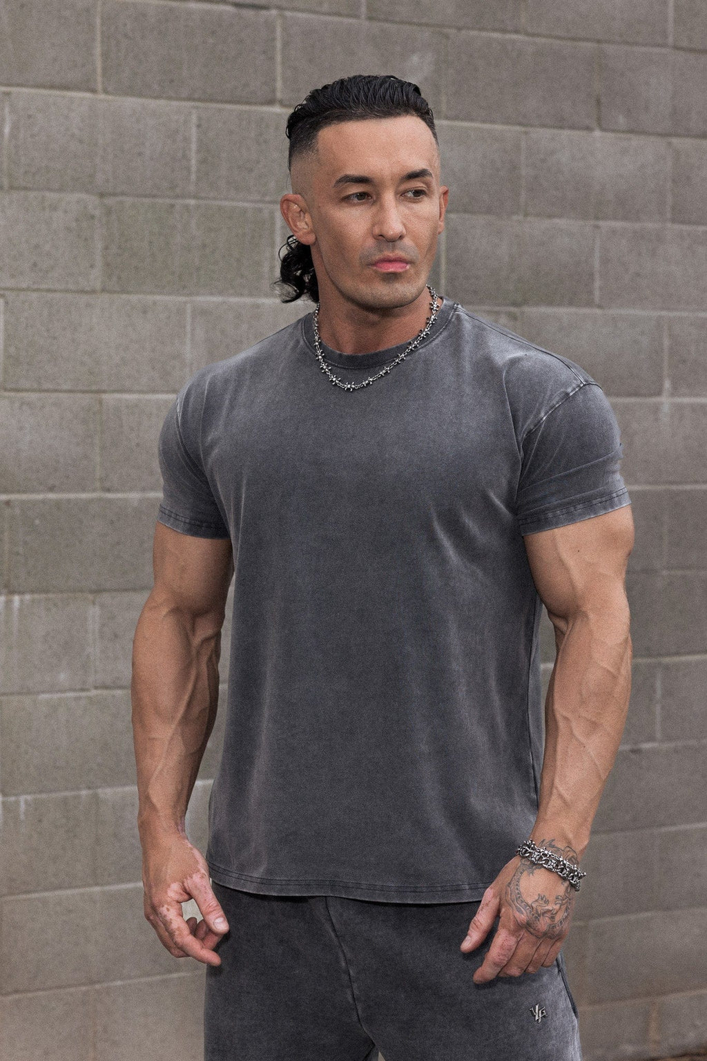 4148 - Elevated Essentials - Fitted Tee -Fitted cotton-elastane tee with slight stretch, breathable and versatile in colour Grey Wash.